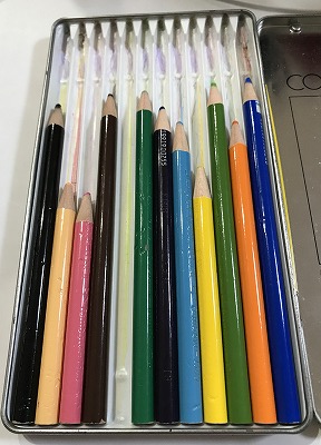 色鉛筆を一本抜く